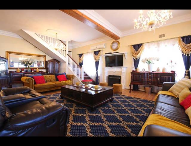 11 BEDROOM HOUSE FOR SALE IN STRAND NORTH